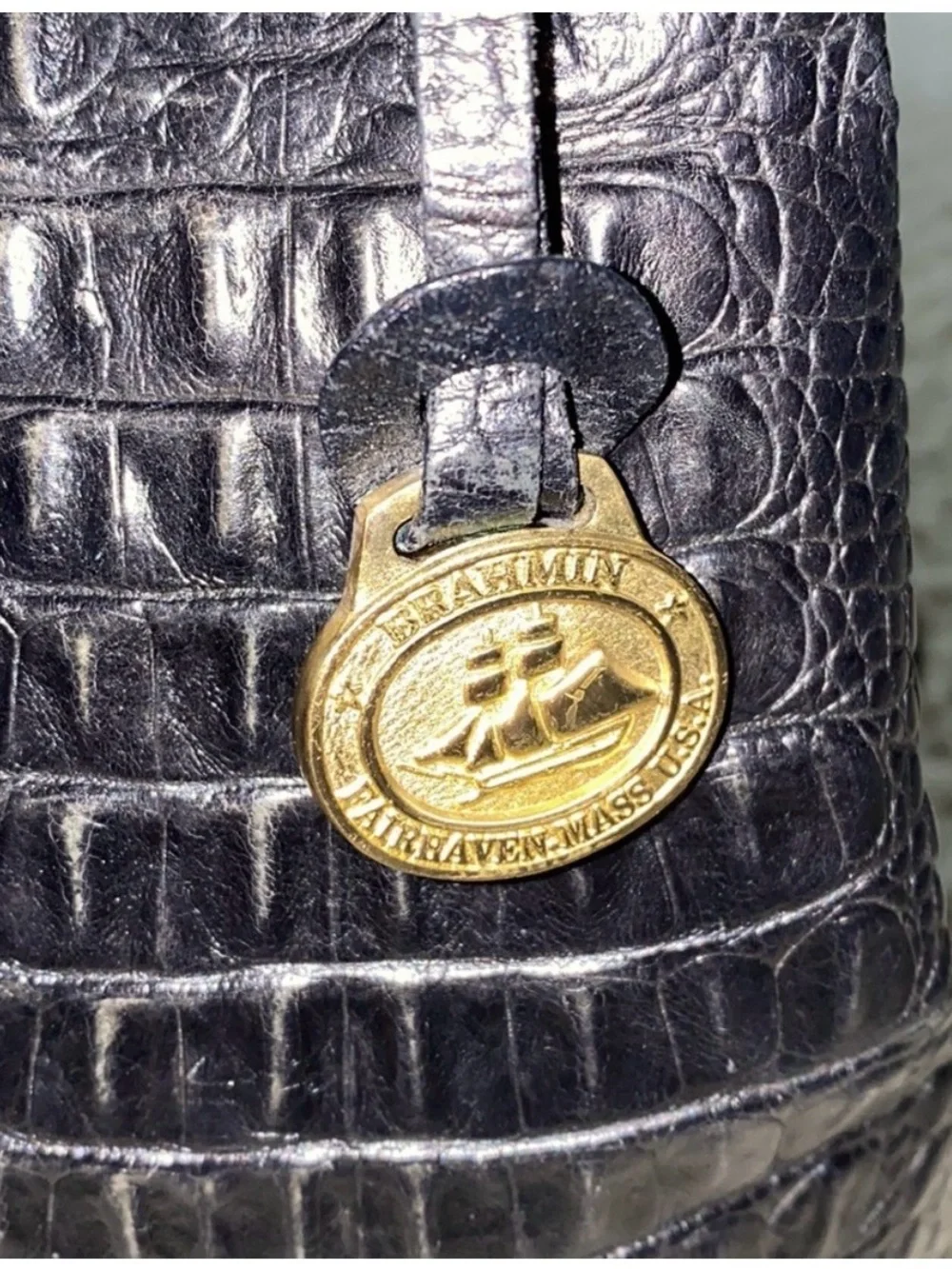 Vintage Brahmin Hobo tote. “alligator” embossed leather EUC black
